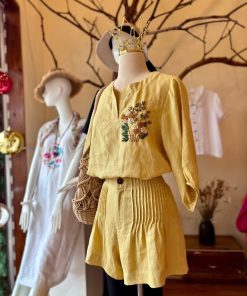 Áo thêu ngực cổ xẻ
